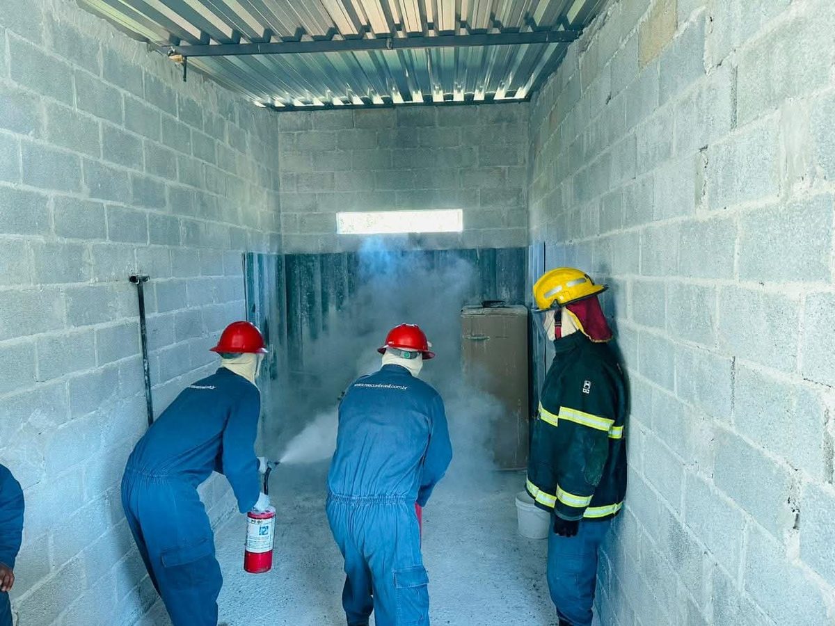 Treinamento de cordas e resgate em galpão especializado