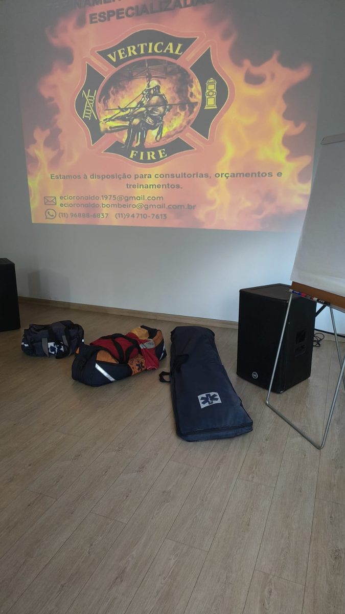 Treinamento de extintor com equipe em campo aberto