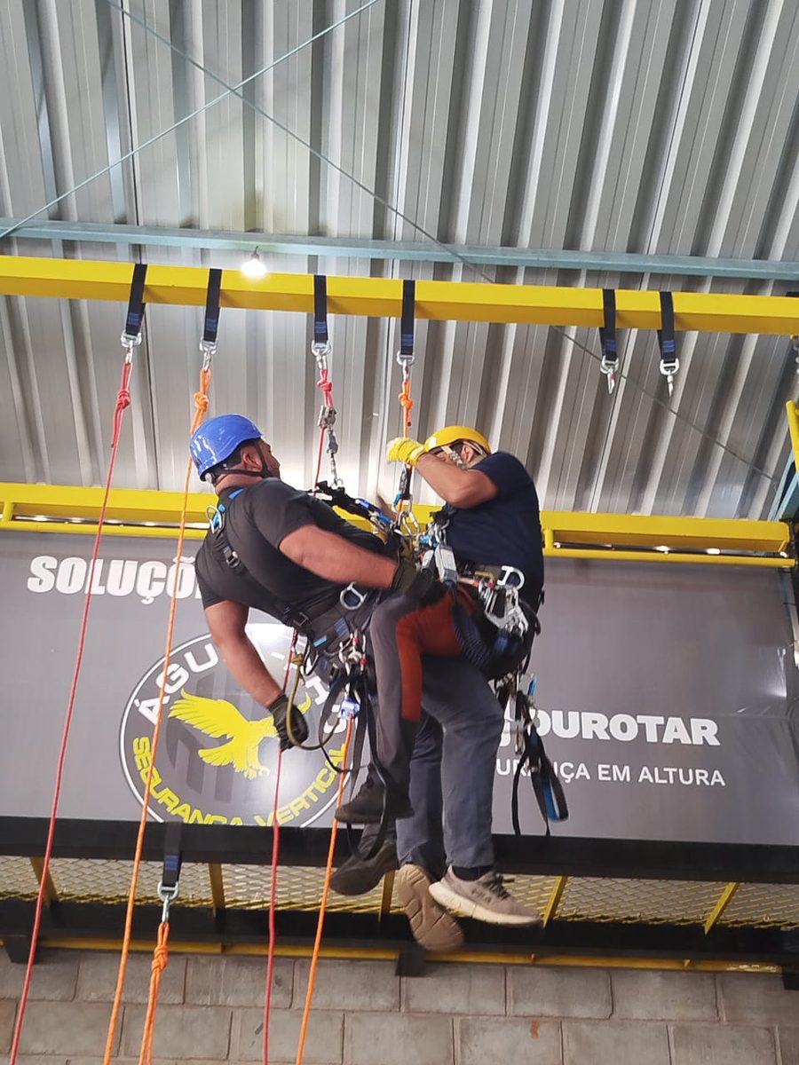 Treinamento com extintor em corredor de combate a incêndio