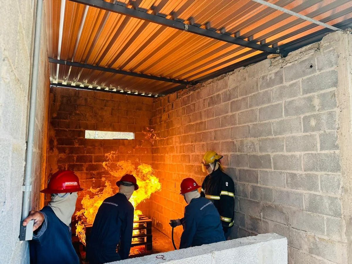 Treinamento de combate a incêndio interno com chamas vivas
