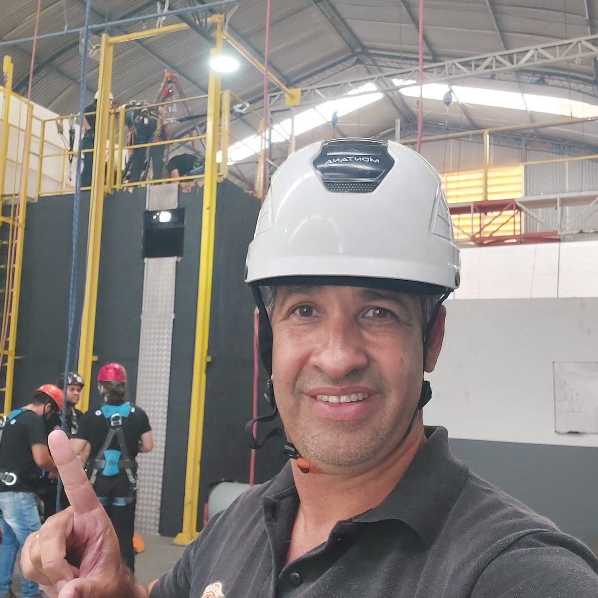 Instrutor Vertical Fire com equipamentos completos de resgate ao ar livre
