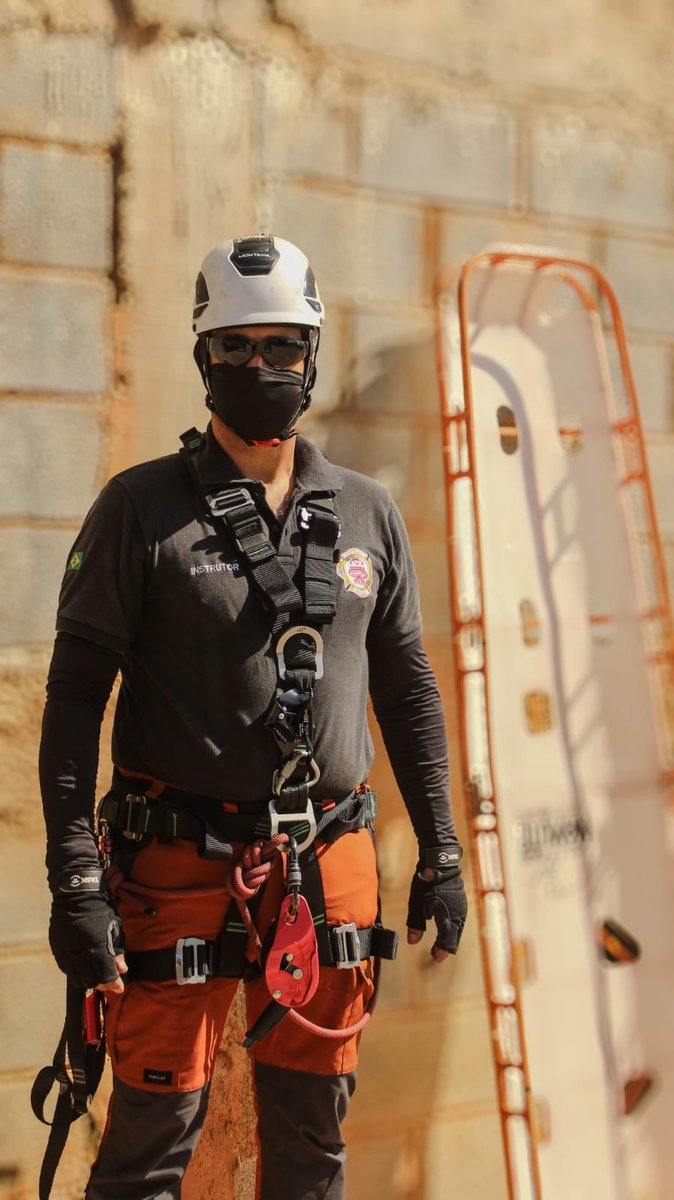 Instrutor da Vertical Fire com harness e equipamento completo