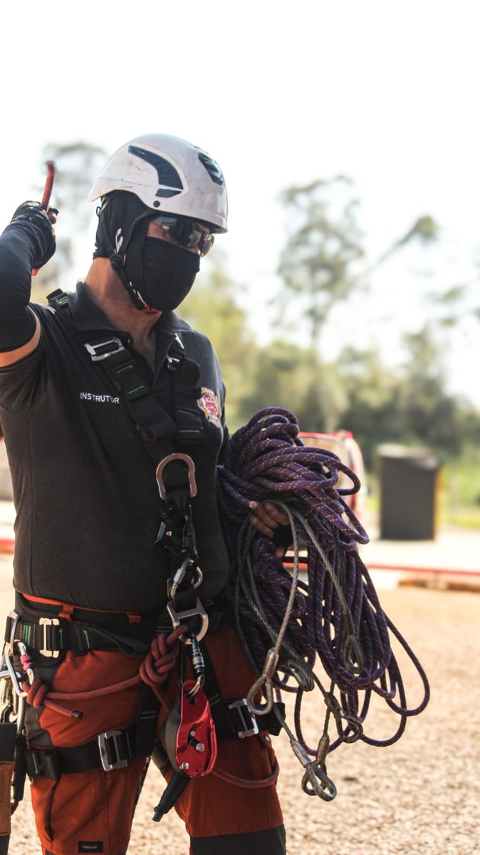 Instrutor da Vertical Fire com corda em campo